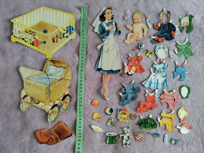Paperinukke hoitaja ja vauva 1940-50-luku