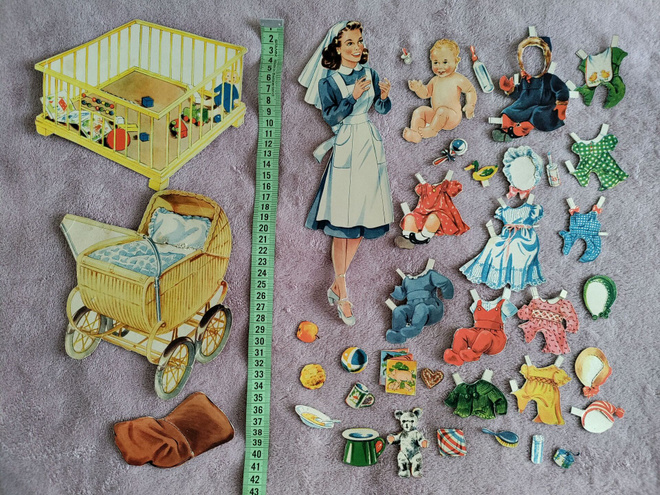 Paperinukke hoitaja ja vauva 1940-50-luku