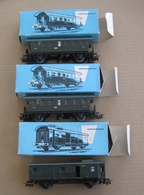 Märklin 3 vanhaa räminälaatikko matkustajavaunua