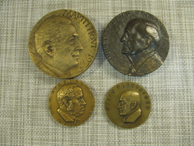Mitaleita 4 kpl. mm.Martti Hovi 1975.