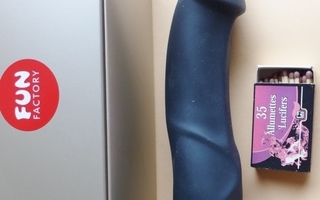 DILDO musta leikkikalu ja aito FUN FACTORY tuote.