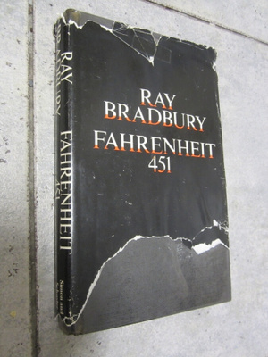RAY BRADBURY - FAHRENHEIT 451 ( englannin kielinen )