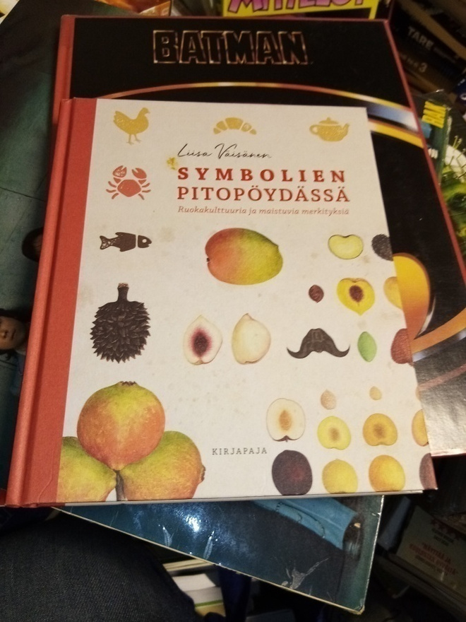 VÄISÄNEN : SYMBOLIEN PITOPÖYDÄSSÄ ( SIS POSTIKULU  )