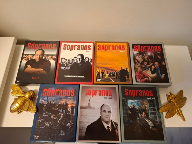 Sopranos 1-6 Seasons+Keittokirja+On The Sopranos+Kahvimuki