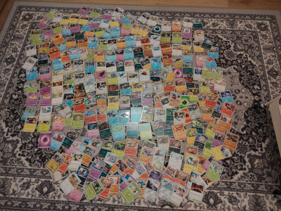 Sekalaisia pokemon kortteja