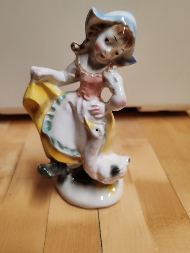 Tyttö ja ankka figuuri