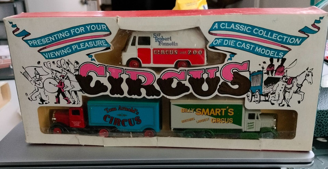 Circus  3 erillaista sirkusajoneuvoa 1:76