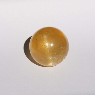 Hunaja kalsiitti kissansilmä kristallipallo 540.84 ct 42 mm