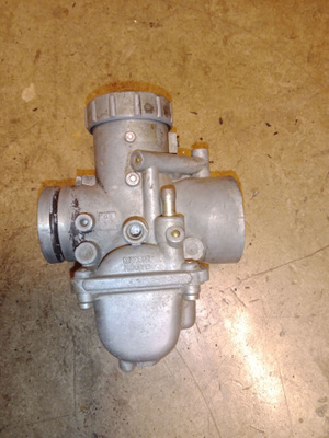 Mikuni 34mm kaasutin, vanha, varaosiksi, kunnostettavaksi.
