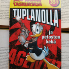Aku Ankan taskukirja 351: Tuplanolla ja petosten kehä - pikkukuva 1