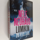 Nelle Neuhaus : Lumikin on kuoltava - pikkukuva 1