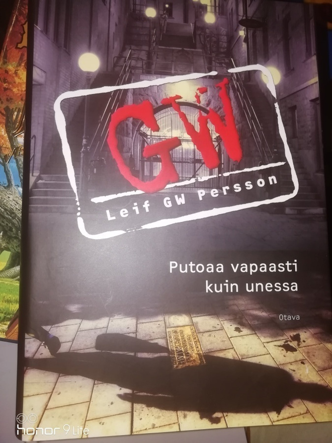 Leif GW Persson Putoaa vapaasti kuin unessa