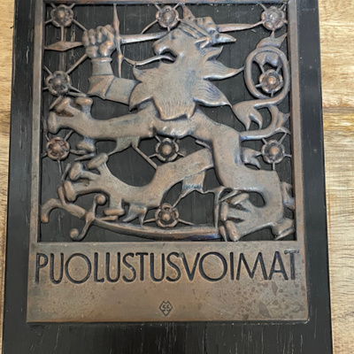 Puolustusvoimat metalli reliefi puutaustalla