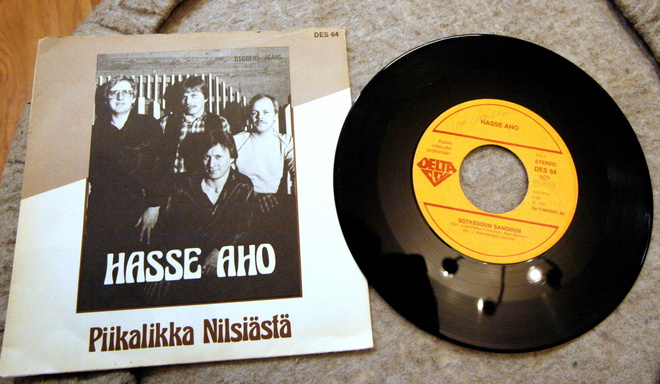 HASSE AHO PIIKALIKKA NILSIÄSTÄ/SOTKEUDUN SANOIHIN