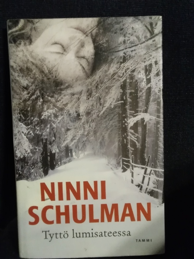 Ninni Schulman: Tyttö lumisateessa