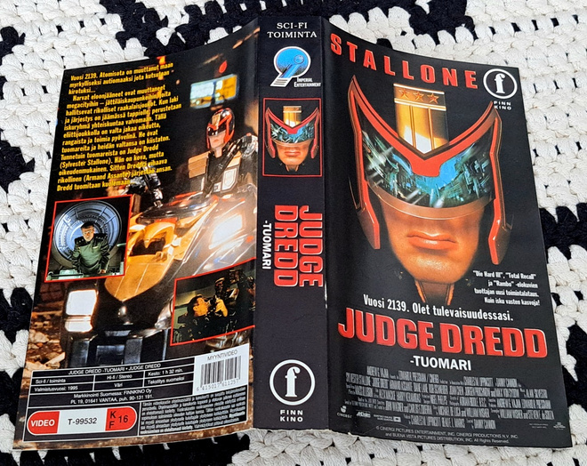 Judge Dredd - Tuomari - VHS-kansipaperi (Suomijulkaisu)
