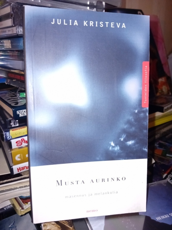 Julia Kristeva :  Musta aurinko  ( SIS POSTIKULU  )