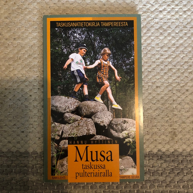 Hyttinen: Musa taskussa pulteriairalla. 1999. 1.p.