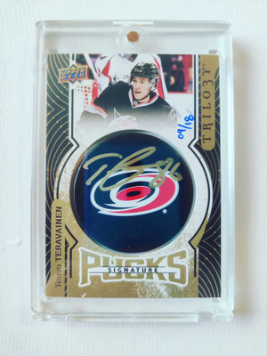 Teuvo Teräväinen - 17-18 Trilogy Pucks Signature /18