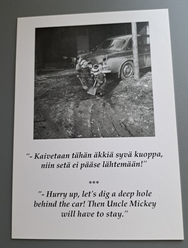 lapsia, lapset kaivaa autoa, mustavalk. uusi kortti