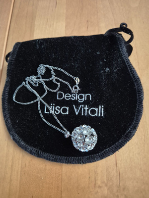 Liisa Vitali hopeakaulakoru riipuksella