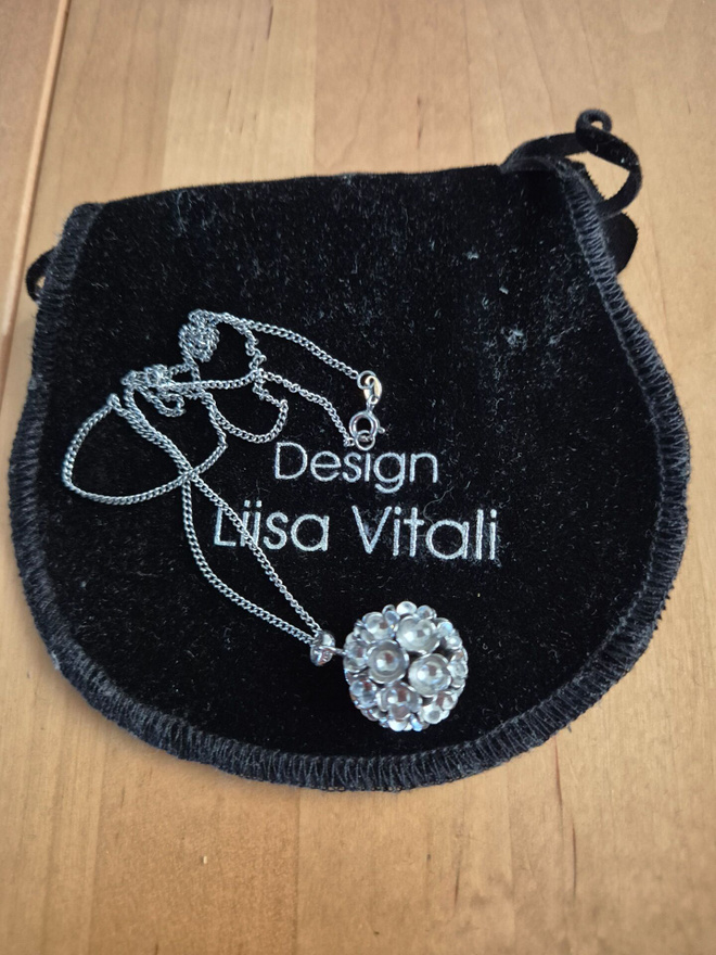 Liisa Vitali hopeakaulakoru riipuksella
