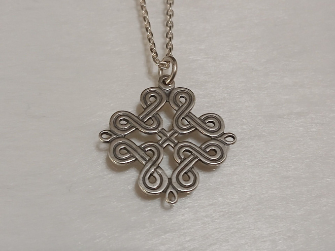 Kalevala Koru, Hopea-Karjalainen nauhapunos, riipus