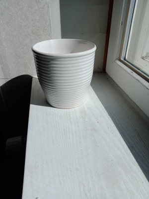SHT Design valkoinen ruukku, uurrettu, 13cm. kork.