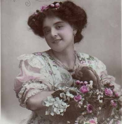 NAINEN / Ihastuttava tumma tyttö ja kukkia. 1900-l.