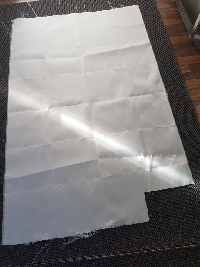 Valkoinen kova keinokuitukangaspala 1 x 1,45 m