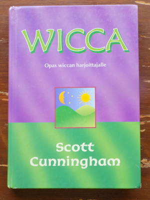 S. Cunningham:  WICCA - Opas wiccan harjoittajalle
