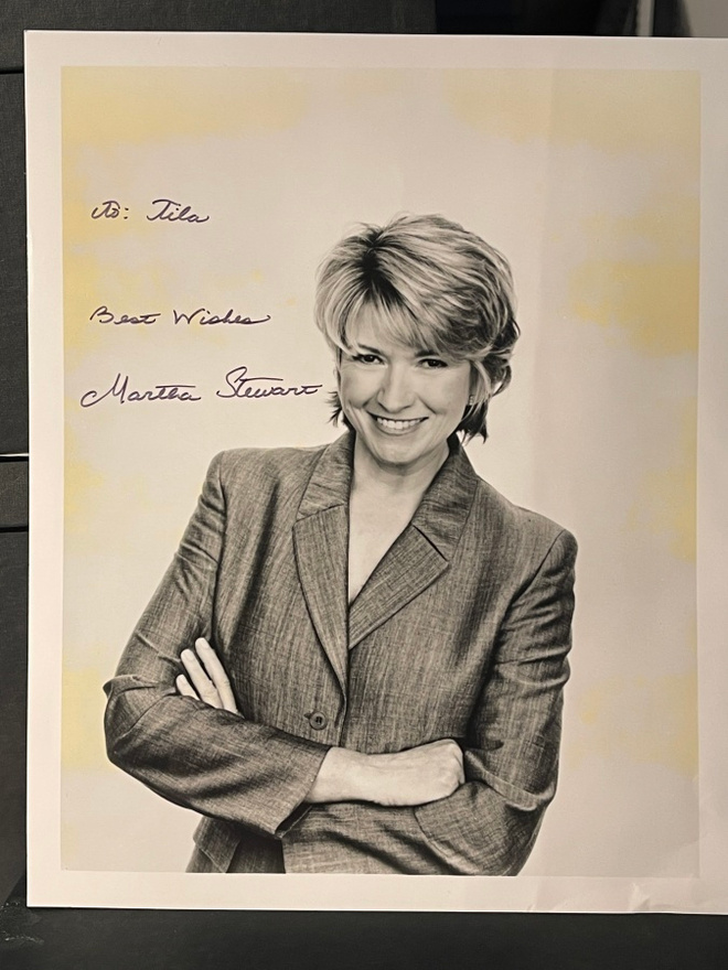 Martha Stewart nimikirjoitus promokuvassa