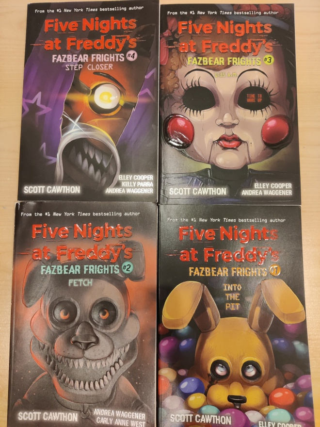 Five Nights at Freddy's KIRJAT 4 kpl