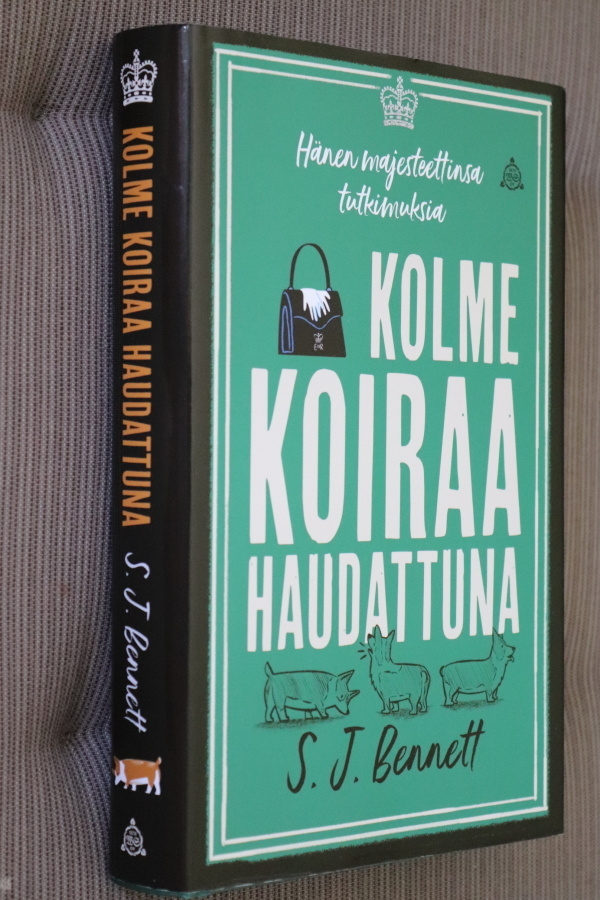 S. J. Bennett : Kolme koiraa haudattuna ( 1.p. 2022 )