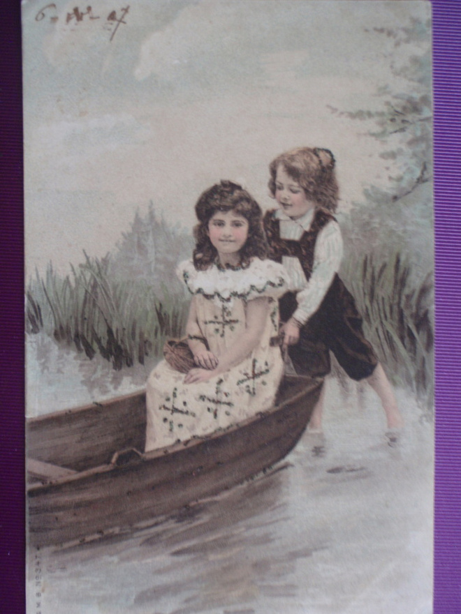Poika työntää venettä vesille, tyttö kyydissä WANHA 1907