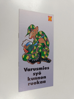 Varusmies syö kunnon ruokaa