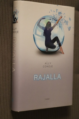 Ally Condie : Rajalla ( 1.p. 2012 )