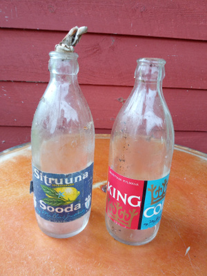 Sitruunasoodaa ja King Cola -pullot