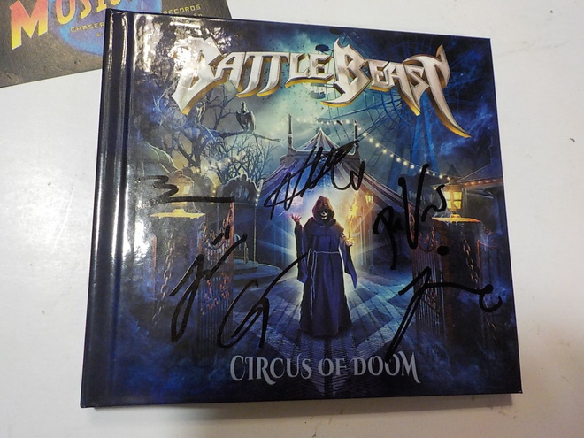 BATTLE BEAST - CIRCUS OF DOOM CD KOKO BÄNDIN NIMMAREILLA