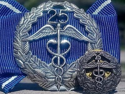 Hopeiset ansiomerkit, alkuperäinen rasia. Halkaisija - 34 j