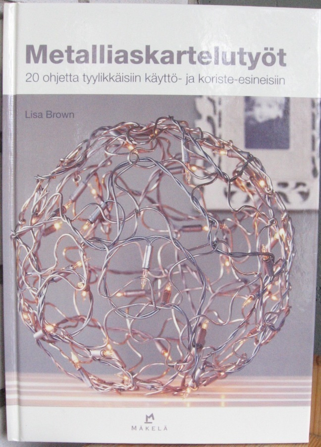 Lisa Brown: Metalliaskartelutyöt, Kustannus-Mäkelä 2008. 96s