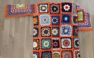 Alina´s Handmade käsin virkattu NEULETAKKI ISOÄIDINNELIÖ
