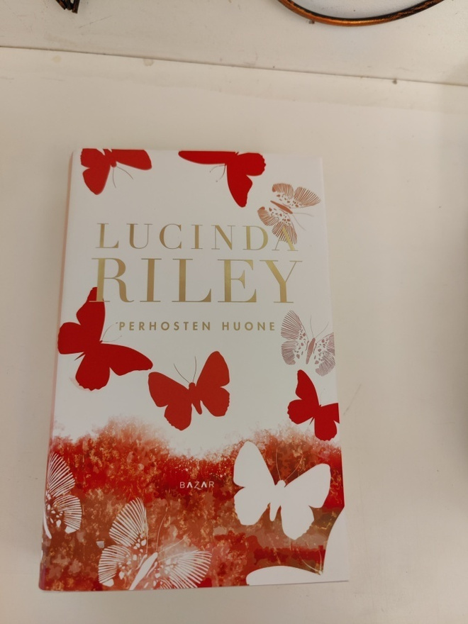 Lucinda Riley; Perhosten huone