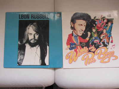 2 LP vinyylejä 5 €/kpl; LEON RUSSEL, WILLY AND THE POOR BOYS