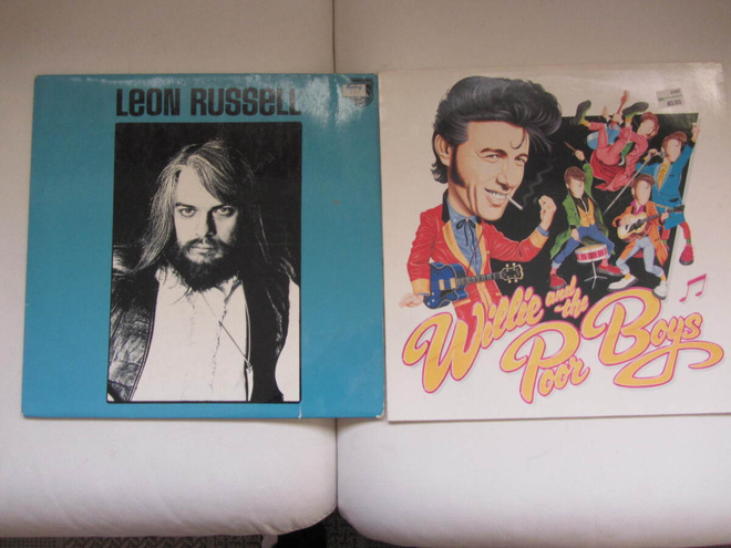 2 LP vinyylejä 5 €/kpl; LEON RUSSEL, WILLY AND THE POOR BOYS