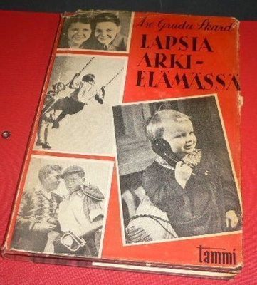 Ase Gruda Skard : Lapsia arkielämässä