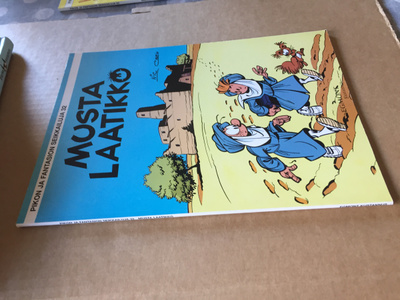 PIKON JA FANTASION SEIKKAILUJA 32 MUSTA LAATIKKO HYVÄ