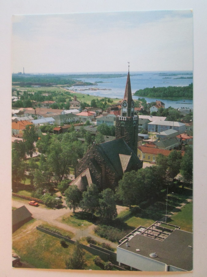 KULKEMATON RAAHEN KIRKKO JA YMPÄRÖIVÄÄ MAISEMAA ILMAKUVA