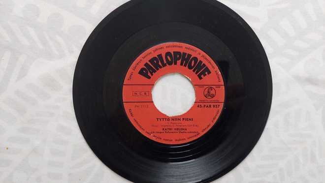 7" Katri Helena: Tyttö niin pieni / Usvaritari