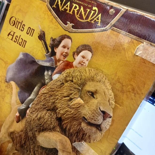 WETA GIRLS ON ASLAN STATUE    - HEAD HUNTER STORE.